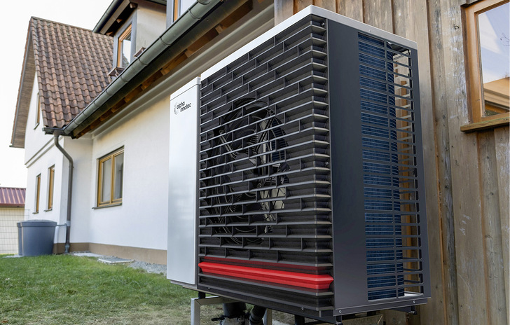 Die Luft/Wasser-Wärmepumpe Hydrobox kann mit einer Fußbodenheizung die Räume im Sommer auf angenehme Temperaturen herunterkühlen. - © Bild: AIT Deutschland
