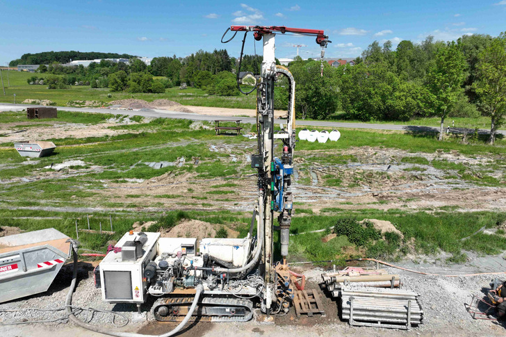 Probebohrung für das Sondenfeld, über das alle 56 Bauplätze mit Kalter Nahwärme versorgt werden. Inzwischen konnte das Netz symbolisch in Betrieb genommen werden. - © Stadt Selters (Westerwald)
