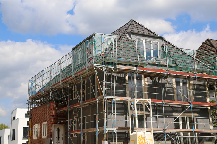 In Deutschland müssten mehr als doppelt so viele Gebäude saniert werden, um die Klimaziele erreichen zu können.