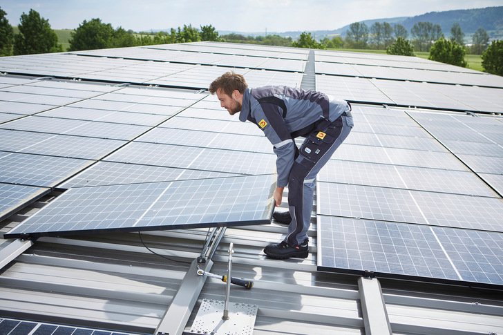 E-Handwerksbetriebe waren dem ZVEH zufolge im vergangenen Jahr an der Installation von rund 550.000 Photovoltaikanlagen beteiligt. - © ArGe Medien im ZVEH
