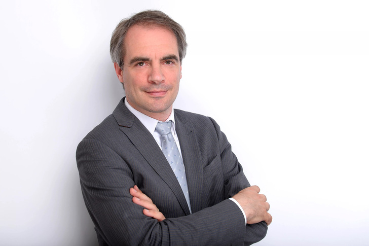 Carsten Körnig, Hauptgeschäftsführer des Bundesverbandes Solarwirtschaft: „Wir sind zuversichtlich, dass das Gesetz als Energiewende-Beschleuniger wirken wird und auf Dächern und Freiflächen in den nächsten Jahren noch mehr Solarmodule installiert werden können. Klimaschutz, Privathaushalte und Gewerbebetriebe werden profitieren. Heimische Solarmodul-Fabriken gehen jedoch leider weitgehend leer aus.“