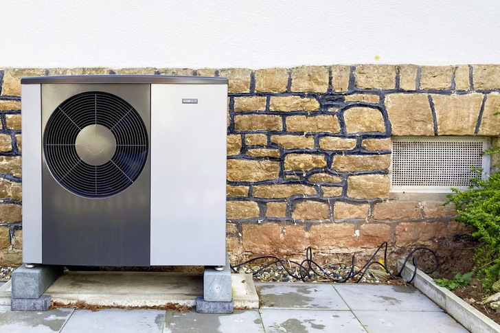 Auch bei Bestandsbauten jüngeren Baualters sollten Energieberatende prüfen, ob der Einbau einer Wärmepumpe weitere Maßnahmen wie zum Beispiel die Installation größerer Heizkörper oder vereinzelte Dämmmaßnahmen erfordert.