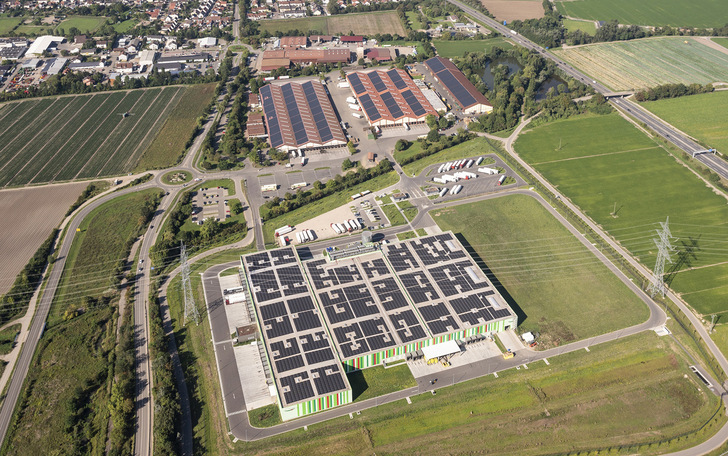 Mit einer Leistung von 3,2 Megawatt entsteht derzeit in Mutterstadt auf einem Logistikzentrum eine der größten Aufdach-Photovoltaikanlagen der Pfalz. - © Bild: Klaus Venus/Pfalzmarkt eG
