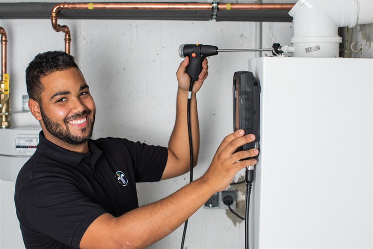 Die rund 7.700 Schornsteinfegerbetriebe erheben bestimmte Daten der in Deutschland installierten Wärmerzeuger in ihren Kehrbüchern. Sie geben Aufschluss über die aktuelle Zahl, Art und das Alter der installierten Anlagen, die verwendeten Brennstoffe sowie über den sicherheitstechnischen Zustand.