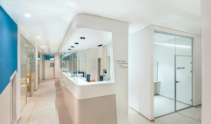 Gerade in Arztpraxen sind angenehme Raumtemperaturen gefragt. Mit Kühldecken bleibt auch die Ästhetik der Raumarchitektur gewahrt.