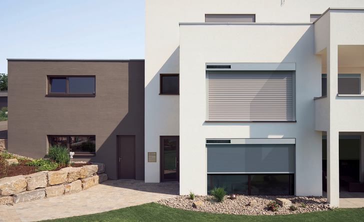 Rollläden, hier per Solarpanel mit Strom versorgte, sind eine sichere und robuste Form des Sonnen- und Hitzeschutzes.