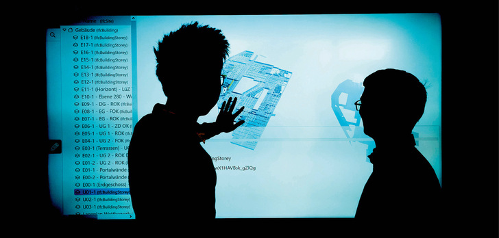 Die visuelle Darstellung von Gebäudetechnikdaten über die Internetplattform Building Twin hilft auch bei Teambesprechungen.