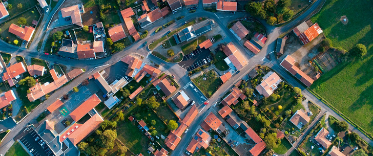 Netze in der Nachbarschaft zur gemeinsamen Wärmeversorgung sieht man in Deutschland im Gegensatz zu Verkehrswegen selten. Schade, denn bei passender Organisation stellen sie eine Alternative bei der Heizungsmodernisierung dar – und für die Energieberatung ein neues Aufgabenfeld.