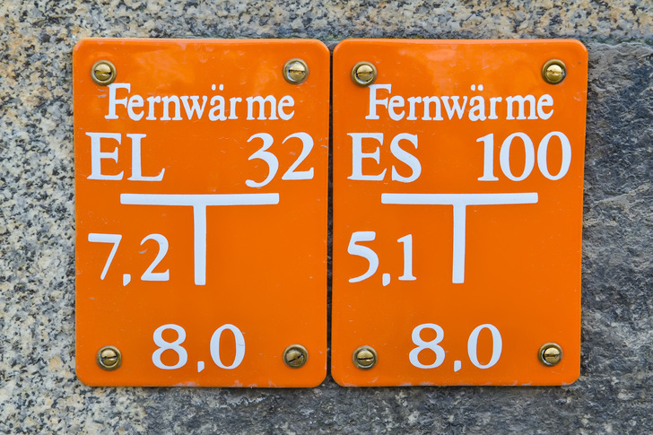 Verbraucher:innen können Fernwärmepreise nur nachvollziehen und vergleichen, wenn die Anbieter ihre Preisformeln offenlegen und Energieverluste beim Wärmetransport transparent machen.