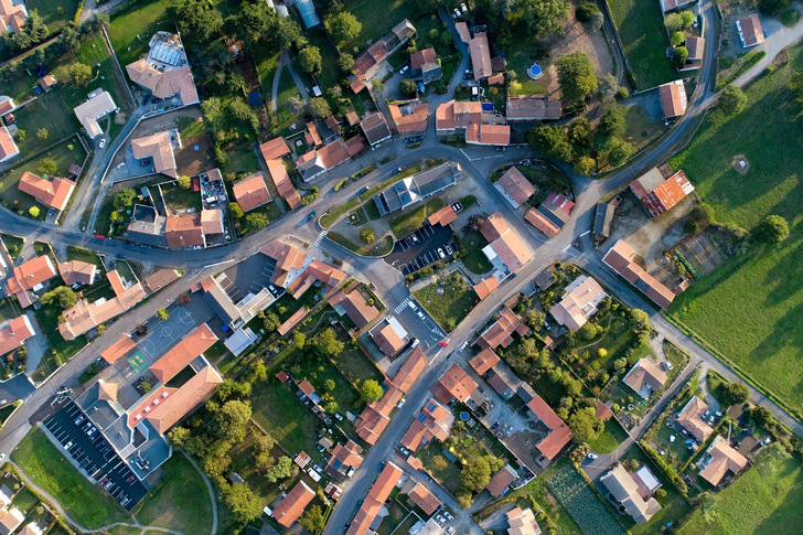 Netze in der Nachbarschaft zur gemeinsamen Wärmeversorgung sieht man in Deutschland im Gegensatz zu Verkehrswegen selten. Schade, denn bei passender Organisation stellen sie eine Alternative bei der Heizungsmodernisierung dar – und für die Energieberatung ein neues Aufgabenfeld.