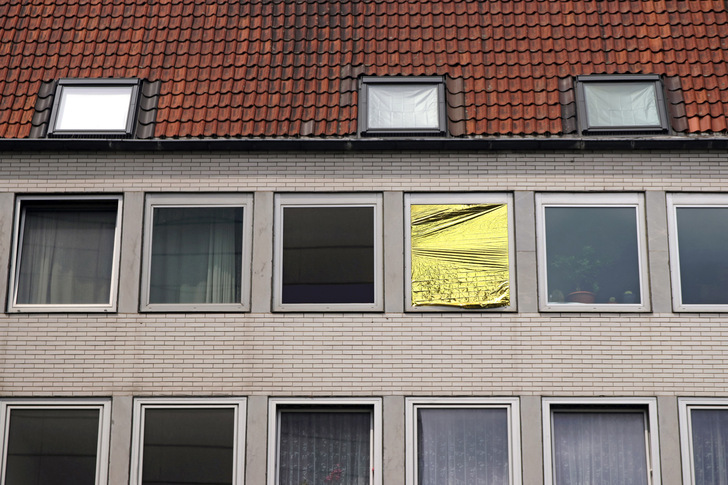 Von der energetischen Sanierung der Gebäudehüllen, inklusive des Sonnenschutzes, profitieren insbesondere von Energiearmut betroffene Bewohner:innen, in Form von Energieeinsparungen und von erhöhter Behaglichkeit.