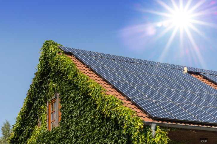 2023 kamen hierzulande wieder reichlich PV-Anlagen auf die Dächer, die Module stammten allerdings häufig aus chinesischer Herstellung.