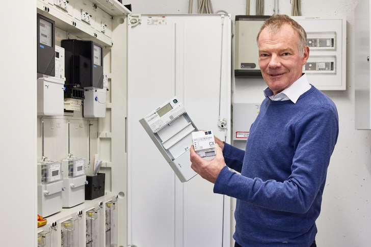 Gero Lücking, Head of Smart-Metering bei Techem, mit einem digitalen Stromzähler in der rechten und einem Smart-Meter-Gateway in der linken Hand: Beide zusammen ergeben ein intelligentes Messsystem.