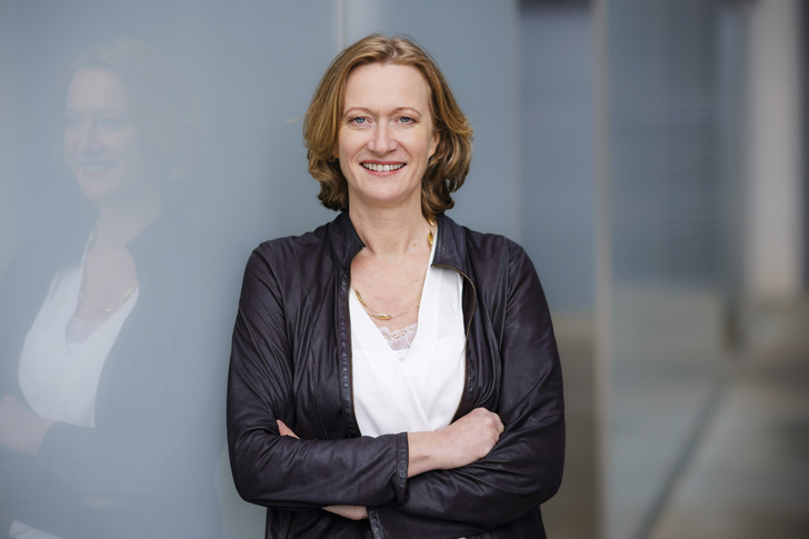 Kerstin Andreae, Vorsitzende der BDEW-Hauptgeschäftsführung: „Die Energiewirtschaft steht bereit, hohe Summen zu investieren, unter anderem in den Ausbau der Erneuerbaren Energien und den Aus- und Umbau von Netzinfrastrukturen.“