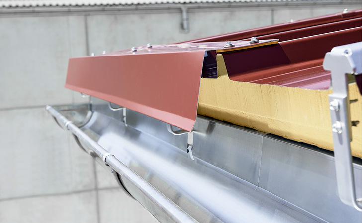 Der Sandwichpaneelrinnenhaken passt zu den gängigsten Trapez-Sandwichprofilen.