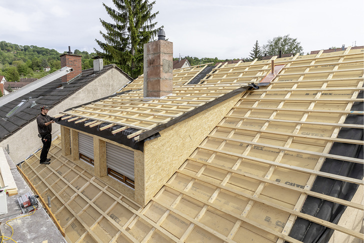 Dachsanierungssystem Tecadio: Dank des patentierten Kantenprofils der Unterdeckplatten Ultratherm ist die Verlegung unkompliziert, Stoßfugen sind gegen Regen geschützt.