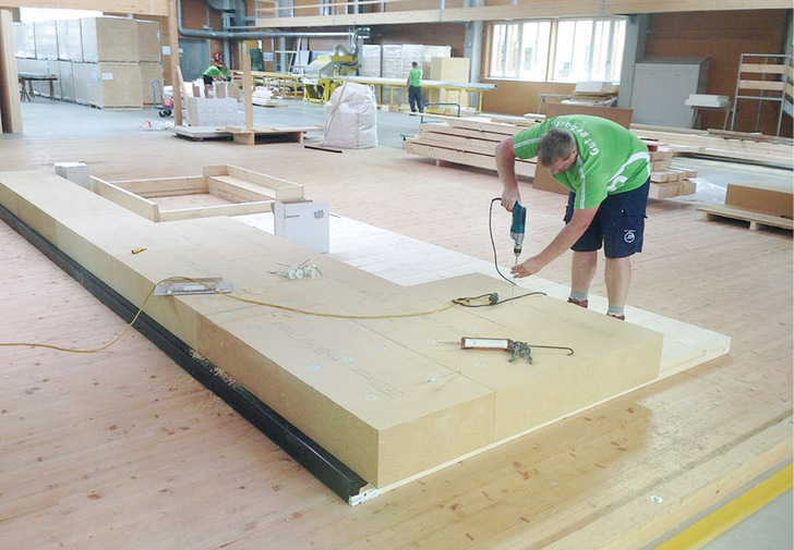 Wandelement in der Vorfertigung: Die Steicoprotect 037, hier auf Brettsperrholz montiert, kann als Teil eines WDVS mit diversen Putzsystemen versehen werden.