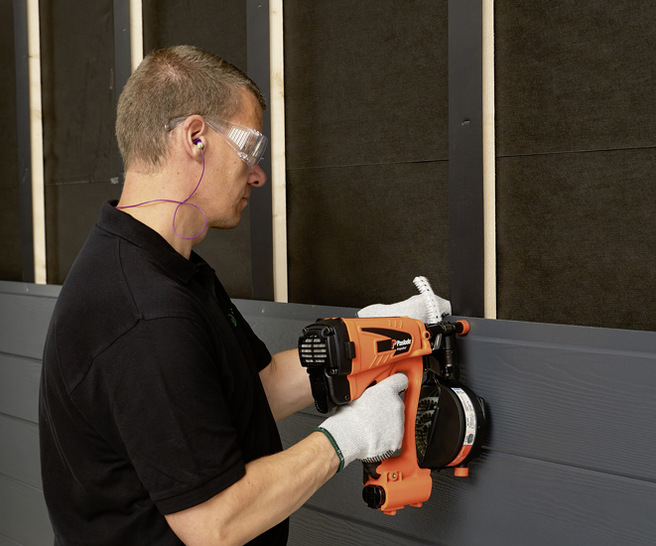 Die VL Plank-Fassadenplatten mit Nut-und-Feder-System lassen sich mit einer Nagelpistole befestigen. - © Bild: James Hardie Europe