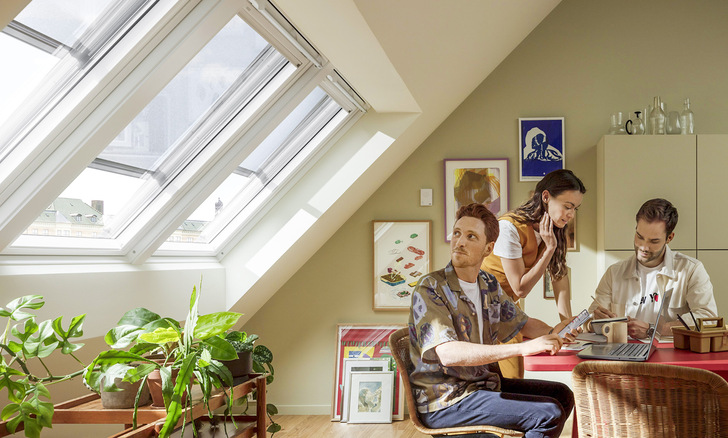 Zum sommerlichen Hitzeschutz gehört obligatorisch der Sonnenschutz, vor allem in Dachgeschossen, in denen gewohnt und/oder gearbeitet wird.