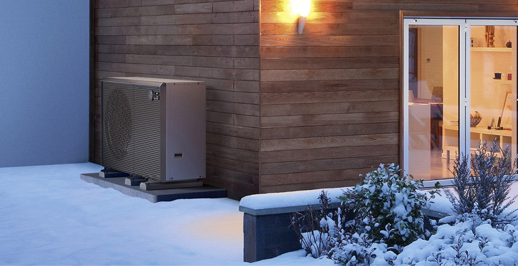 Bei der Wärmepumpe Therma V R290 handelt es sich um eine Monoblockanlage, bei der die hydraulischen Komponenten wie Ausdehnungsgefäß, Plattenwärmetaucher oder Wasserpumpe in das Außengehäuse integriert sind. Das vereinfacht die Installation, weil im Haus keine Kältemittelleitungen, sondern lediglich wasserführende Leitungen verlegt werden müssen.