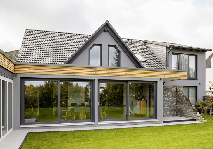 Das Einfamilienhaus eines Maler- und Lackierermeisters: Am Giebel kam die Capadur Wetterschutzfarbe Matt zum Einsatz.