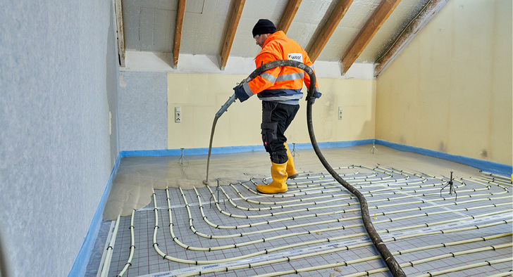 Empfohlen zur Sanierung von dünn- und mittelschichtigen Böden mit Fußbodenheizung im Bestand: der neue faserarmierte Heizestrich weber.floor 4180.