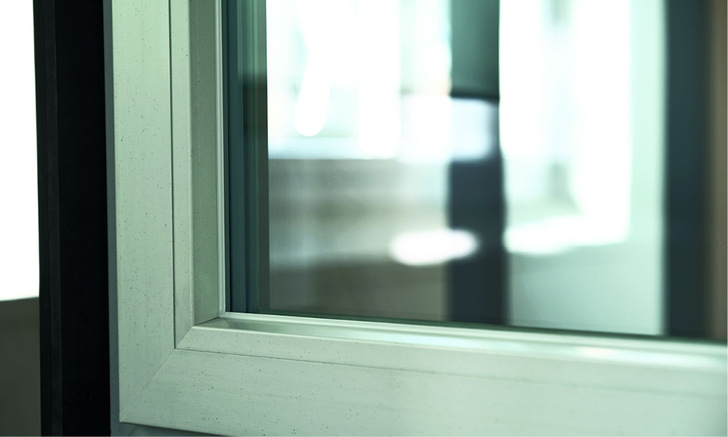 Das Greta-Fenster bringt laut Anbieter mit seiner sichtbetonartigen Oberflächenbeschaffenheit eine haptische Facette in die Architektur.