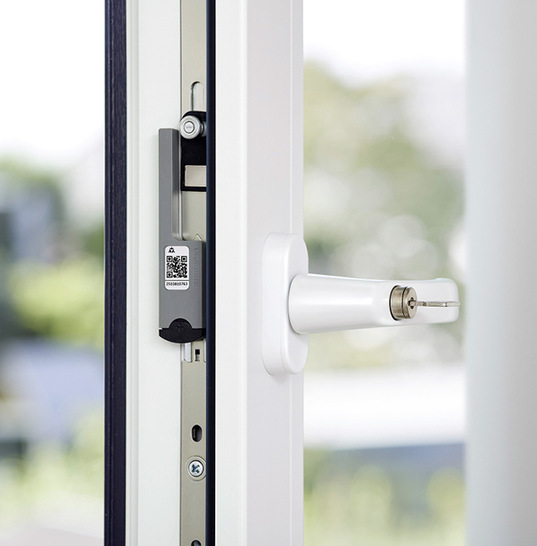 Der verdeckt montierte Sensor unterstützt die Zustandsüberwachung von Fenstern und Fenstertüren in kompatiblen Smart-Home-Systemen.