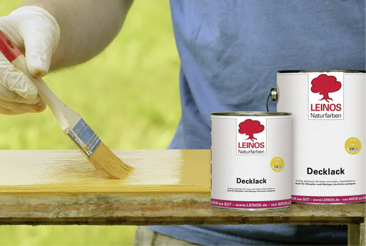 Die zehn Farbtöne des seidenglänzenden und wetterbeständigen Decklacks von Leinos sind untereinander mischbar.