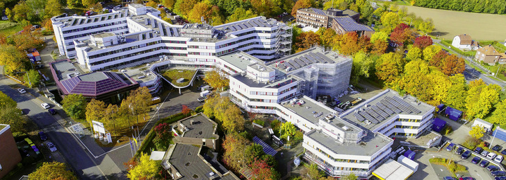 1 Das Kreishaus Detmold erstrahlt in neuem Glanz – der 1980 erbaute Verwaltungskomplex war nach 40 Jahren steter Nutzung in die Jahre gekommen und reif für eine umfassende Sanierung.