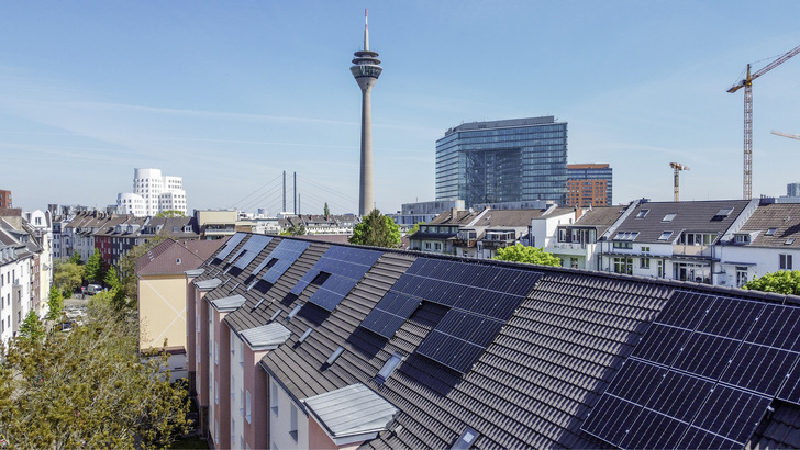 Mieterstrommodelle sind mehr und mehr im Kommen: Diese PV-Anlage von der Rheinwohnungsbau in Düsseldorf hat die Firma Einhundert Energie konzipiert. Sie produziert mit einer Leistung von 189 Kilowatt für 56 Wohneinheiten kostengünstigen Solarstrom auf dem Steildach des Wohnblocks.
