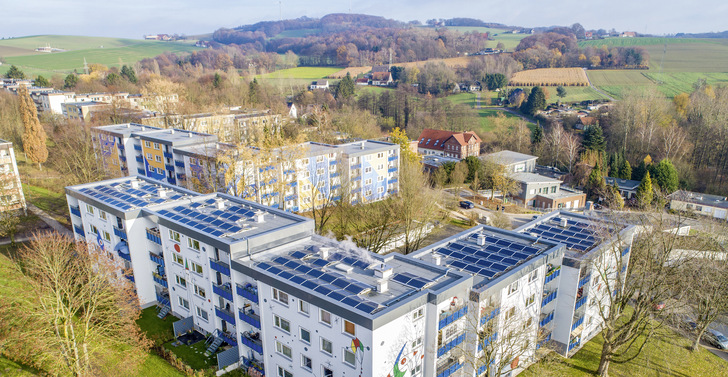 Solarstrom im großen Stil: Im Rahmen des Contracting kann man dem Auftragnehmer auch die Durchführung der verwaltungstechnisch aufwendigen Mieterstromprojekte überlassen.