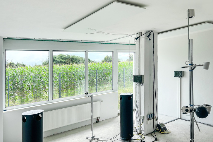 Um den thermischen Komfort erfassen zu können, platzierten die Forscher:innen des Fraunhofer-Instituts für Bauphysik IBP in der Mitte aller Aufenthaltsräume der beiden Zwillingshäuser sogenannte Komfortmessbäume.
