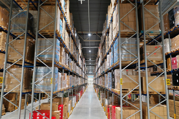 In einem Regallager ist die vertikale Beleuchtungsstärke wichtig. Denn nur wenn die Helligkeit ausreicht, sind Beschriftungen auf Waren und an den Regalen mühelos zu lesen. Die Hallenhöhe entscheidet über die Wahl der Leuchten: Bis sechs Meter Höhe werden eher LED-Lichtbandsysteme und ab sechs Metern auch LED-Hallenleuchten eingesetzt.