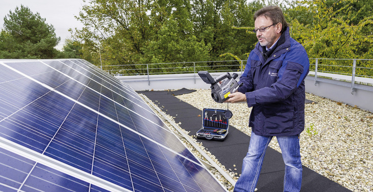 Die Qualität im Blick: Auch kleine Fehler bei PV-Anlagen lassen sich mit einer IR-Kamera rasch aufspüren.