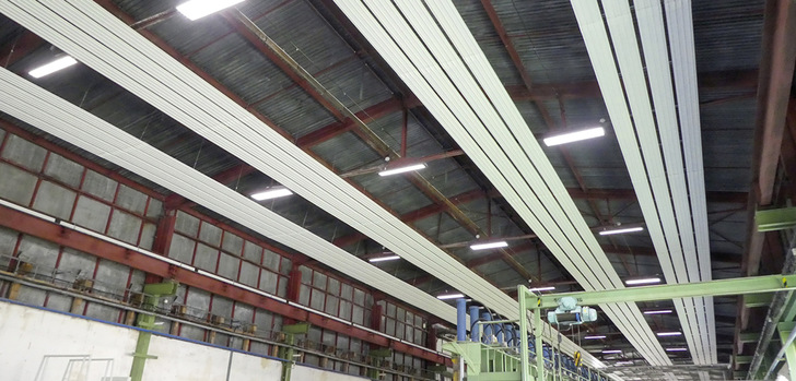 Der modulare Aufbau der Deckenstrahlplatten Radia Expert KIT verhilft zu einer zügigen Montage.