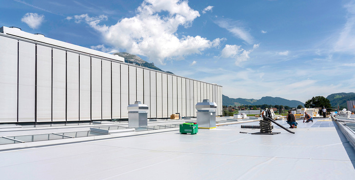 Sarnafil Kunststoffabdichtungsbahnen von Sika bieten seit mehreren ­Jahrzehnten für jeden Dachaufbau die optimale Lösung.