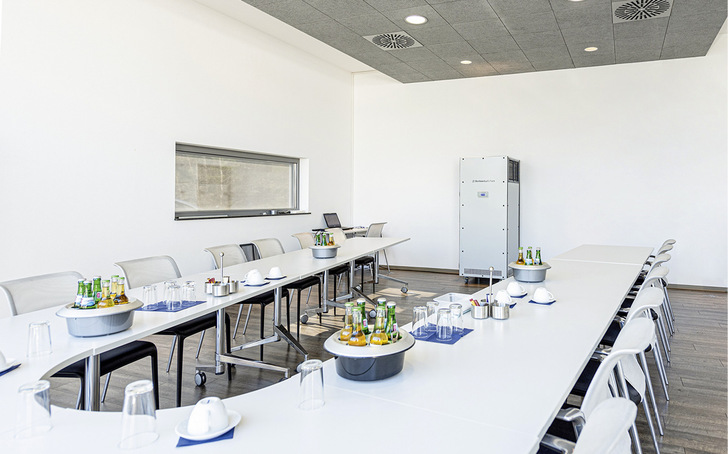 Dank seines kompakten Designs passt der Luftreiniger Pure durch jede Standardtür. Auf seinen Rollen lässt er sich einfach verschieben.