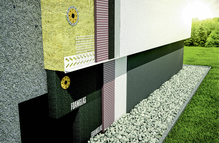 Für eine brandsichere Dämmfassade empfiehlt sich im sensiblen erdnahen Bereich die Schaumglasdämmung von Foamglas, die eine sinnvolle Ergänzung zu einem durchgehenden mineralischen Fassadensystem darstellt.