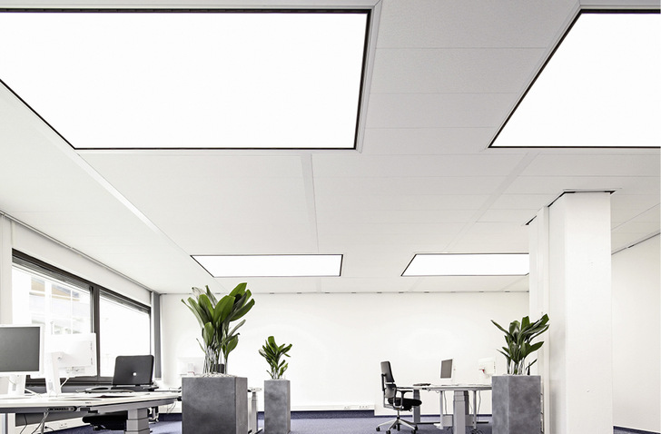 Das neue Lichtsegel Indusail Luminous von Kiefer Klimatechnik vereint Flächenbeleuchtung mit Kühlung, Lüftung sowie Akustik und ist beliebig erweiterbar.