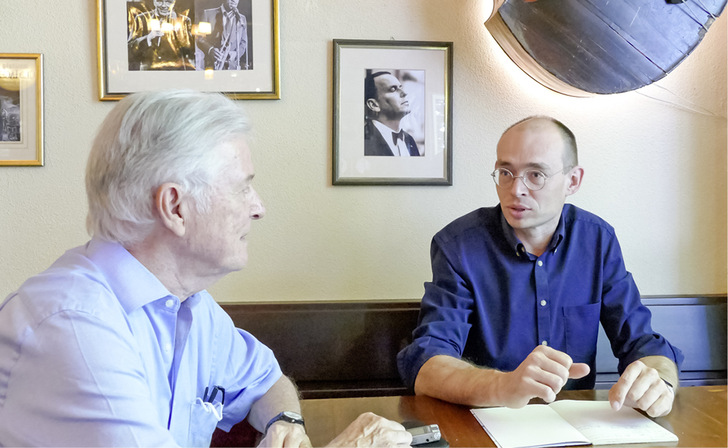 Wärmepumpenspezialist Marek Miara (rechts) im Gespräch mit GEB-Autor Wolfgang Schmid