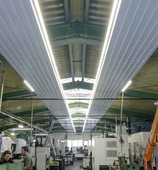 Die LED-Leuchten können an den Deckenstrahlplatten KSP to go flexibel eingesetzt werden – einseitig, beidseitig, einzeln oder zu Lichtbändern verbunden.