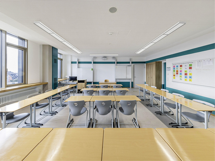 Lichtbänder der Leuchtenserie alevo von Regiolux sorgen für das richtige Lichtniveau im Klassenzimmer und für ein produktives Lernumfeld.