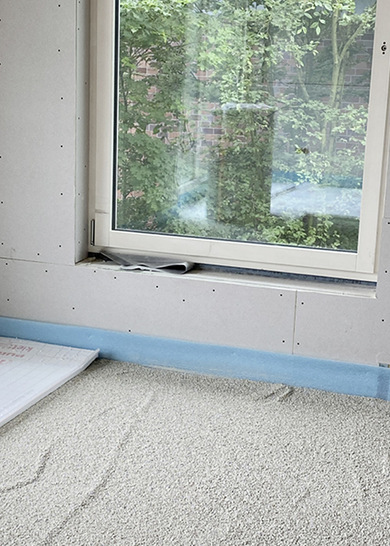 Fertig eingebaute Bisotherm­-Schüttung – links im Bild die Trägerplatte für die Fußbodenheizung.