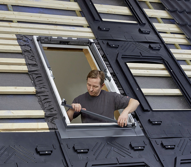 Velux ermöglicht die regensichere Kombination von Dachfenstern mit PV-Indach-Modulen – hier über Kunststoffwannen des Herstellers GSE mit dem Dach verbunden.