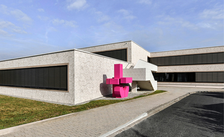 Das WDVS mit aufwendiger Folientechnik an der Verbandschule Volkach wurde bei der Life Challenge mit einem Preis ausgezeichnet.