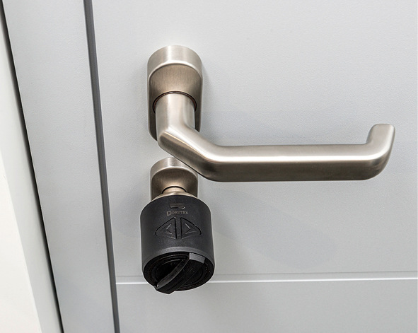 Smart Lock von Drutex passt auf nahezu alle Türen mit Zylinderschloss und lässt sich einfach nachrüsten.