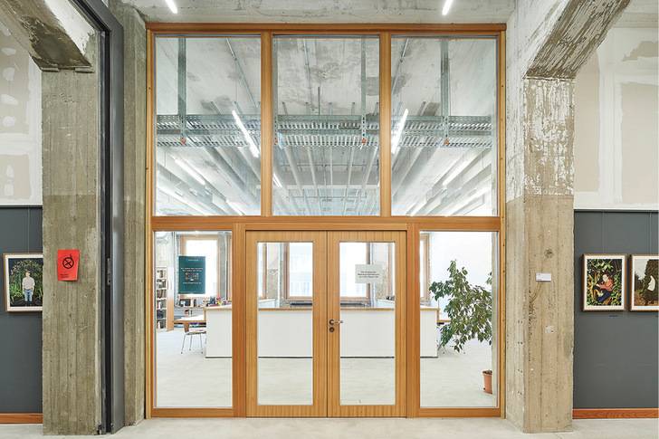 Die Festverglasungen von Schörghuber erfüllen hohe Schallschutzanforderungen – mit zusätzlicher Brandschutzfunktion erreichen sie Werte bis zu Rw  = 51 dB. Sie lassen sich auch mit Türen kombinieren.