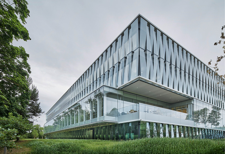 1 Die markante Glasfassade greift die facettenreiche Gebäudenutzung der ECA gestalterisch auf und erfüllt hohe Anforderungen an Sicherheit, Ästhetik und Nachhaltigkeit.