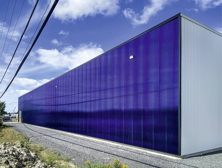 Die Solarluftkollektoren Air U schimmern durch die selektive Beschichtung blau.